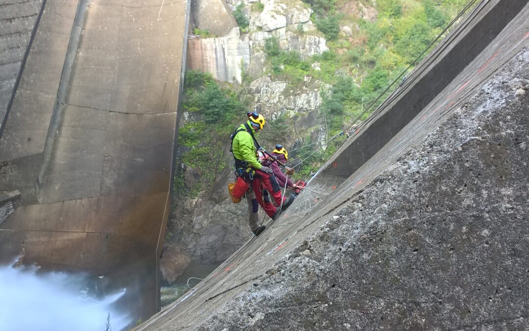 Dans le cadre de l’étude des déflecteurs du barrage de La Palisse (07), ArkoGéos a procédé à une auscultation géoradar et Ferroscan dans le but de détecter les armatures.