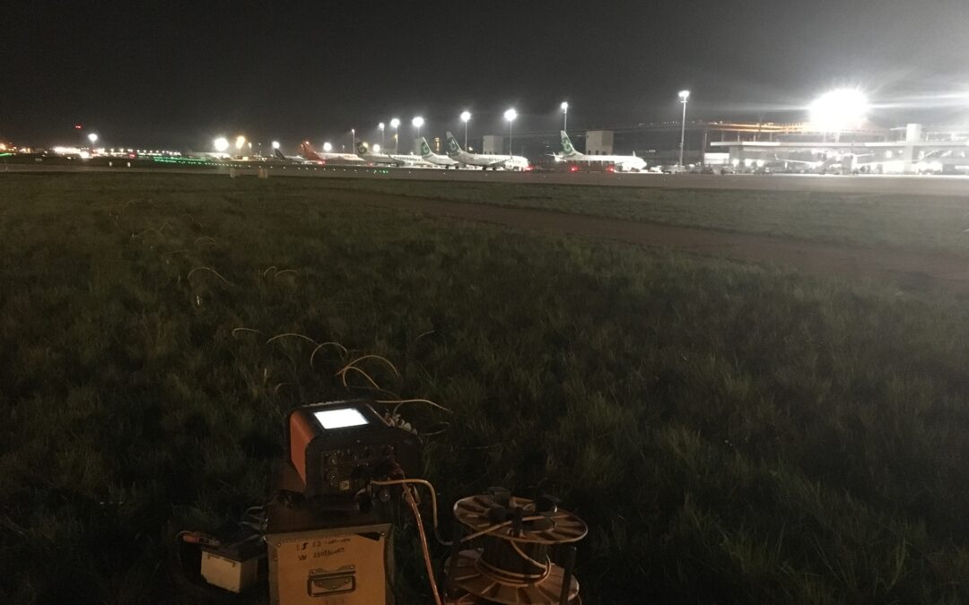 Afin de mieux connaitre la géologie du proche sous-sol dans des secteurs de l’Aéroport d’Orly (94), ArkoGéos a procédé à une investigation par panneau électrique.