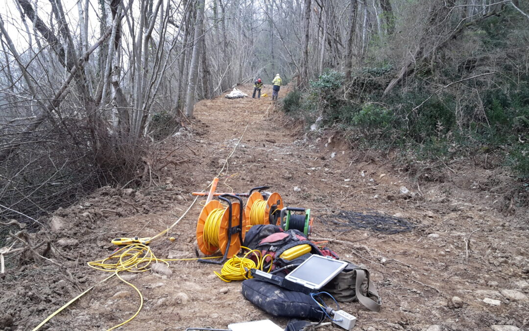 Dans le cadre de la déviation de la RN134 à Oloron-Sainte-Marie (64), ArkoGéos a réalisé une reconnaissance par sismique réfraction à l’explosif.